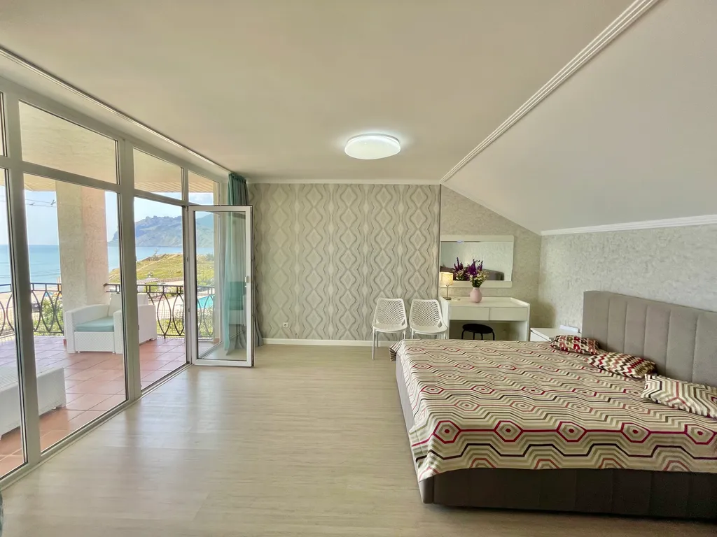 Двухуровневые апартаменты с видом на море и пляж