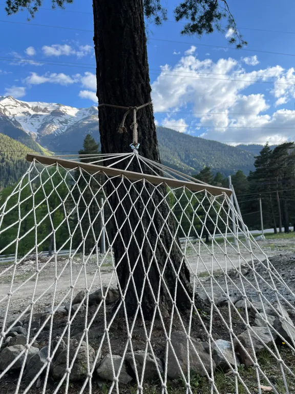 Уютный домик в окружении гор