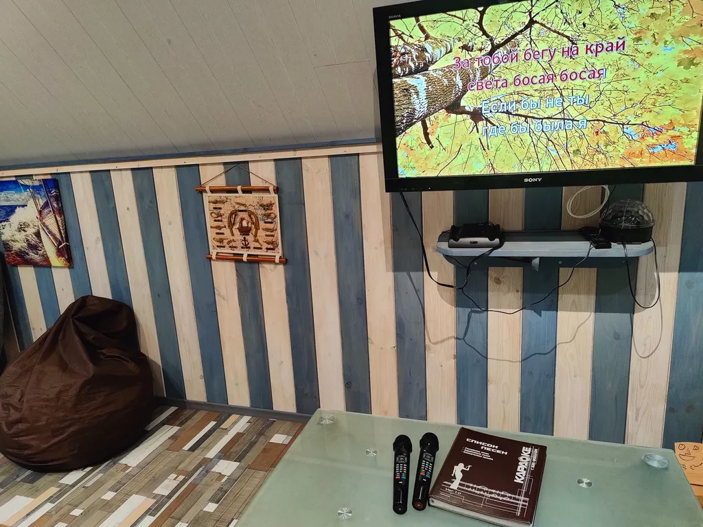 Современный дом с уличной подогреваемой купелью и сауной