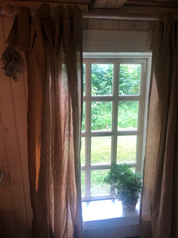 Маленький дом увитый виноградом