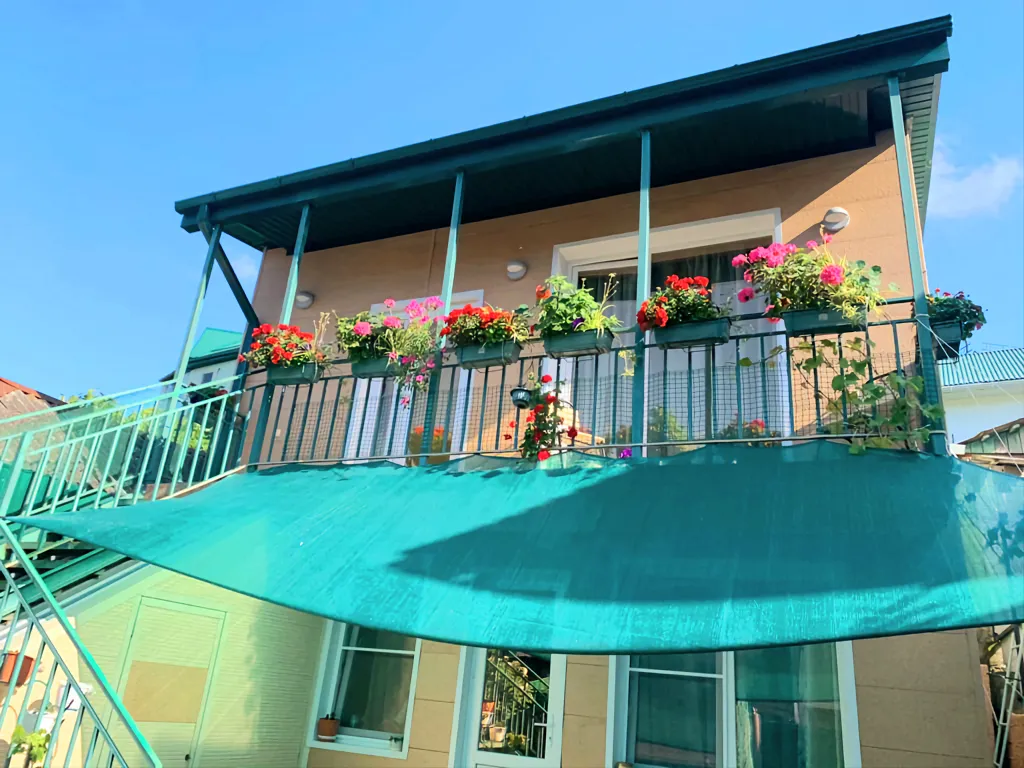 Уютная квартира в центре со своим двориком мангалом и автостоянкой — аренда посуточно в Туапсе