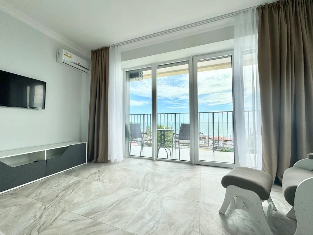 Двухкомнатная квартира с прямым видом на море