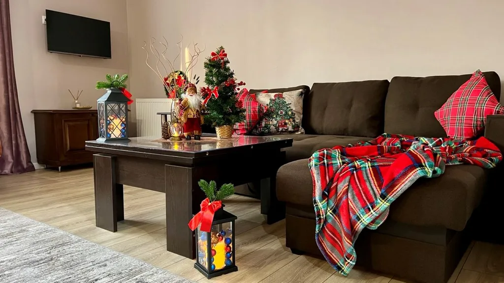 Домик коралл с бассейном в центре