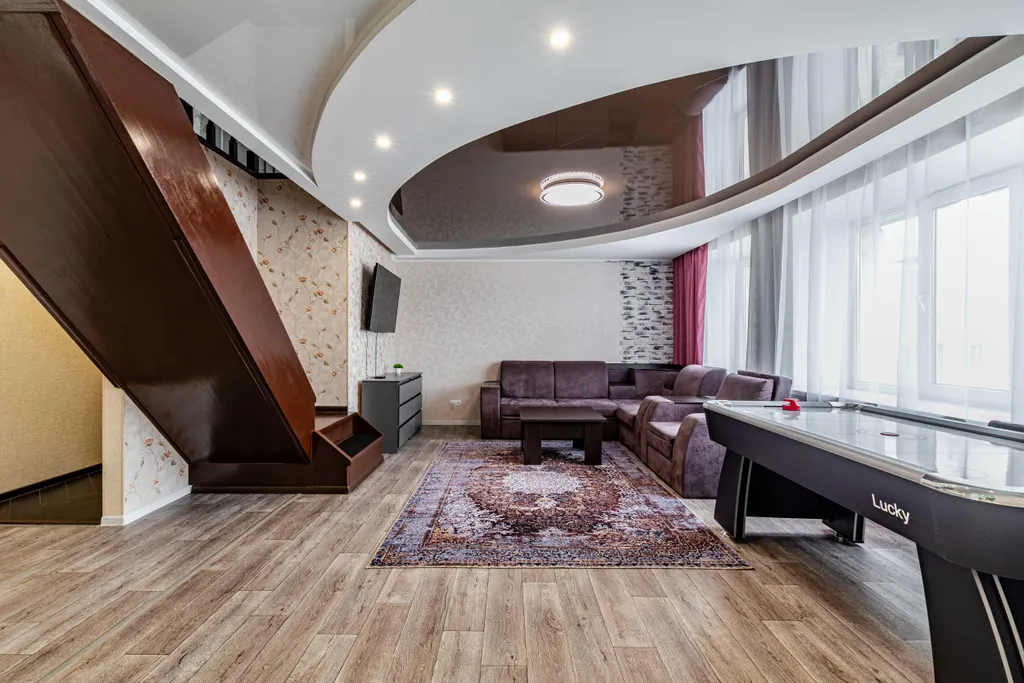 Уютная двухуровневая квартира с джакузи и аэрохоккем