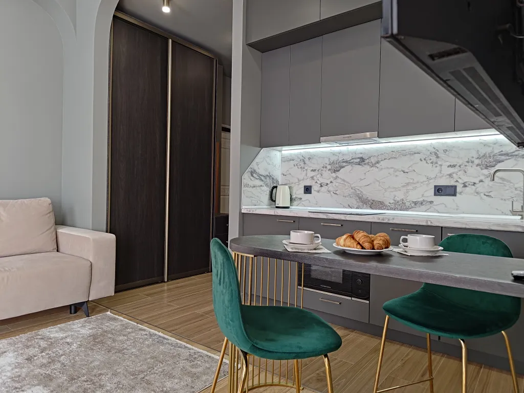 Дизайнерский апартамент с балконом в окружении леса