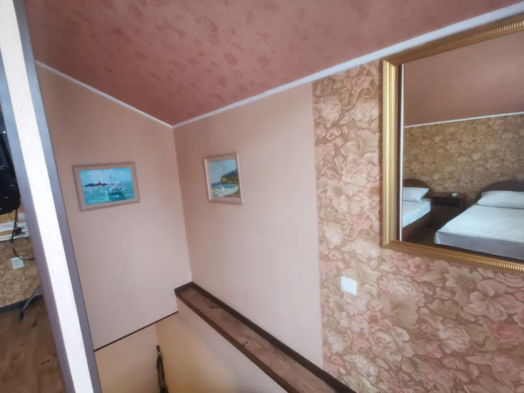 Домик у моря на троих