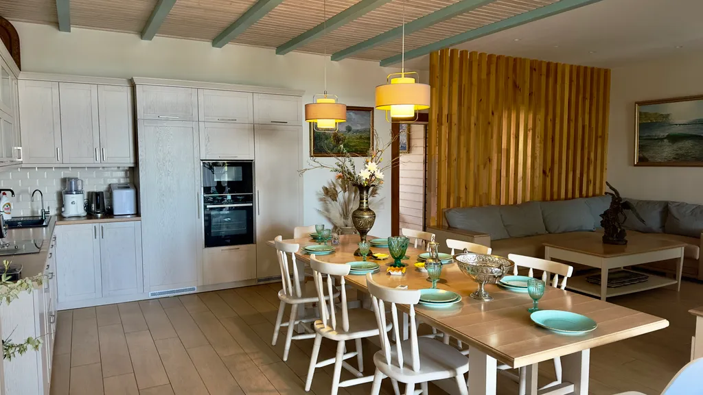 Дом с бассейном у моря