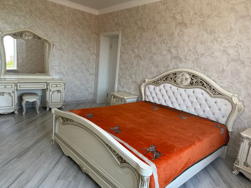 Большой красивый дом у моря