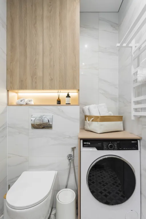 Современная трешка с видом на озеро и каминным залом