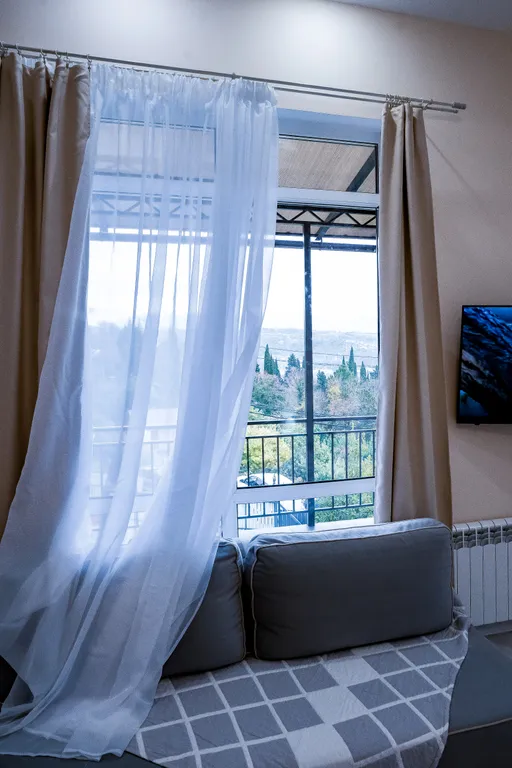 Номер делюкс с видом на бассейн, горы и аэропорт