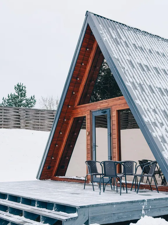 Уютный домик на берегу реки с горячим чаном