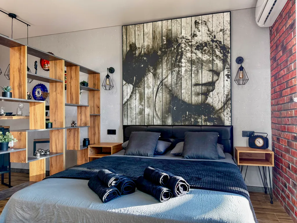 Брутальная студия в стиле лофт, панорамный вид