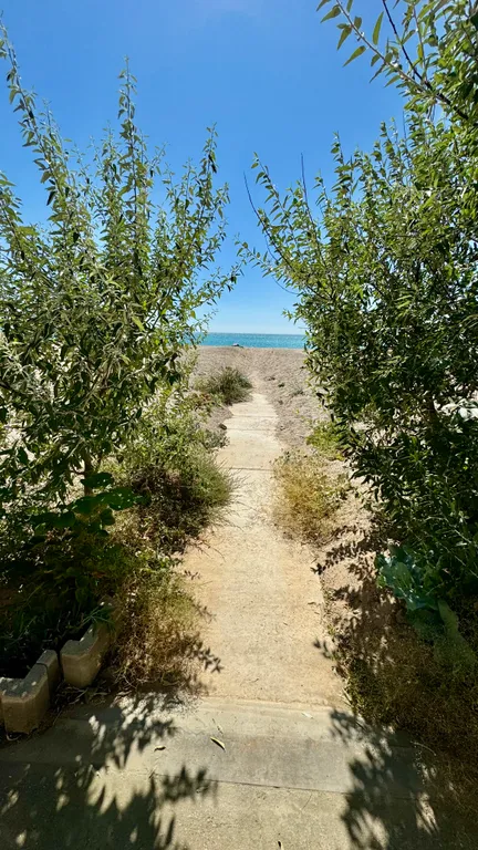 Дом с бассейном у моря