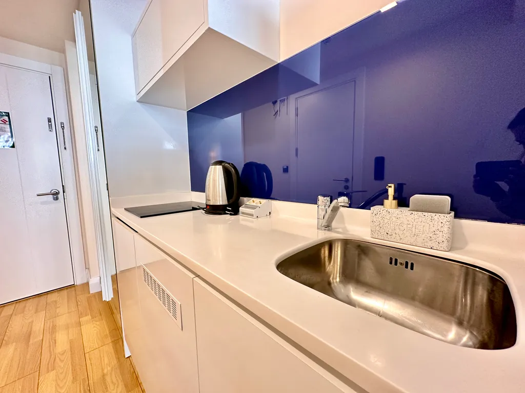 Студия с видом на море и стильным дизайном