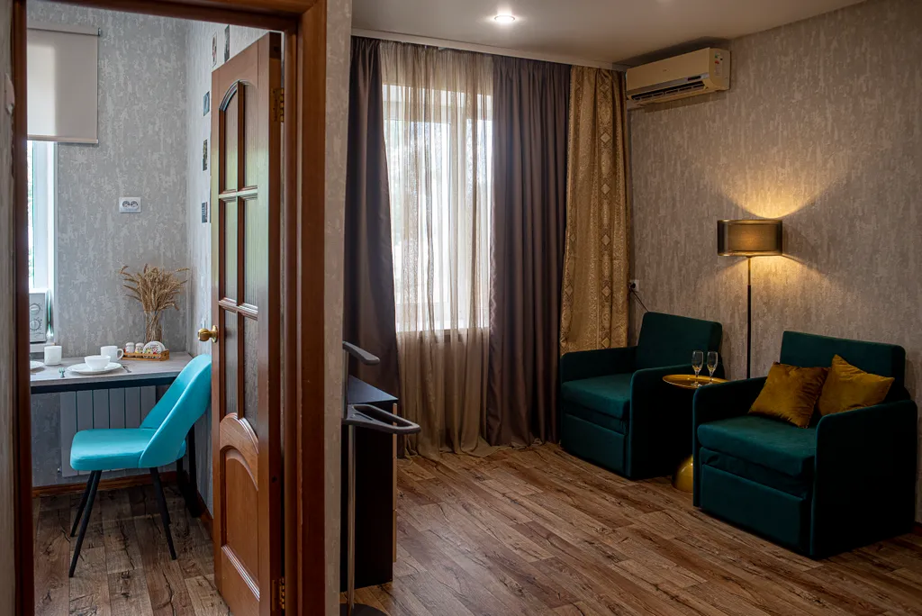 Центрее не бывает! Сразу за памятником ленина в стиле есенинская русь