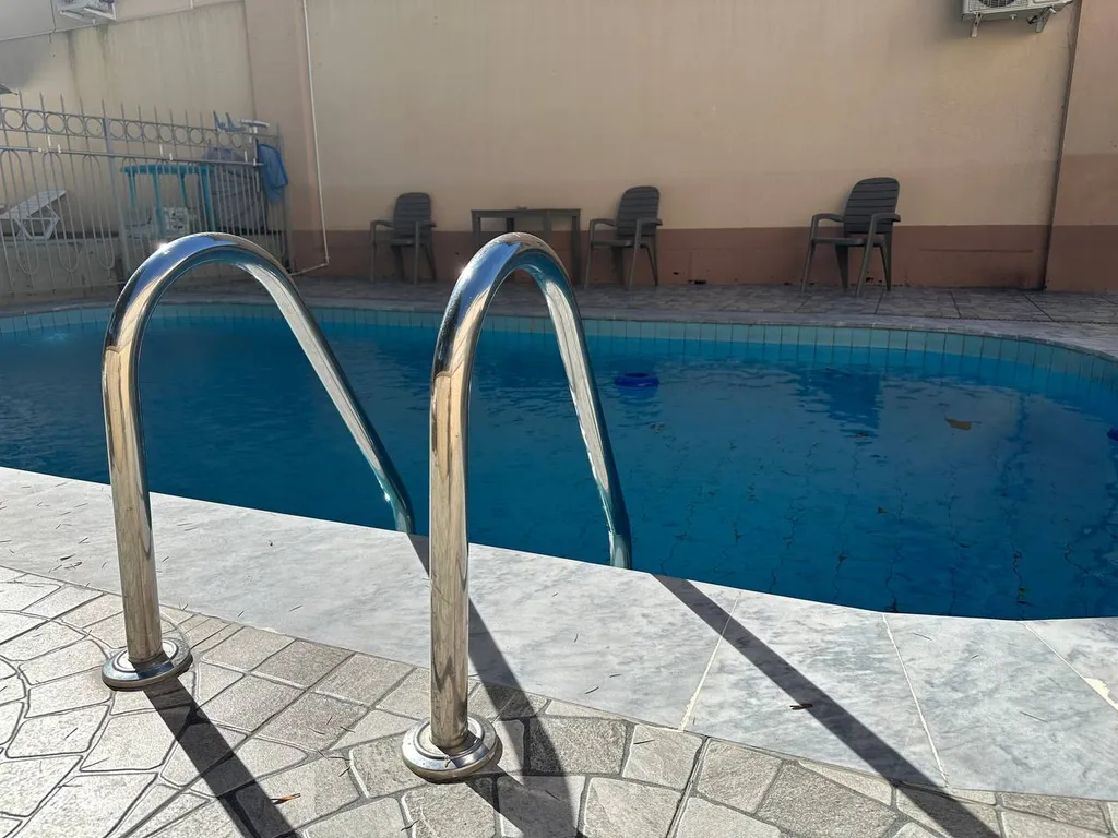 Солнечная студия со своим двориком и летним бассейном