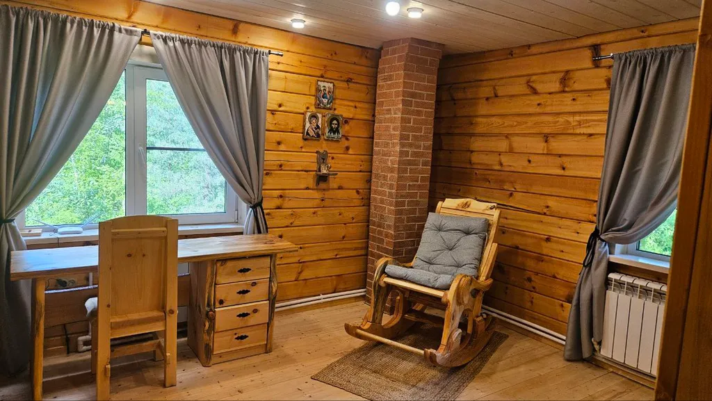 Новый кедровый дом в горах на берегу реки в тихом красивом месте