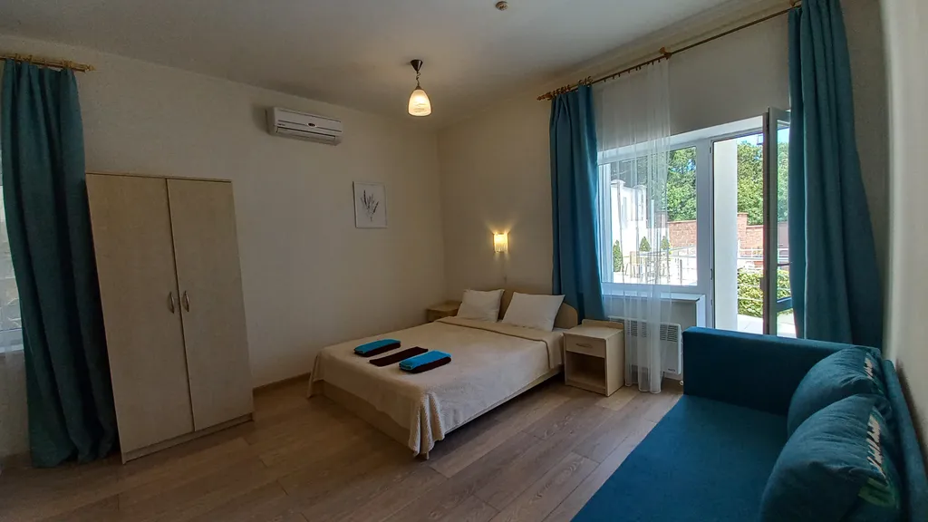 Две смежные комнаты с санузлом для четырёх человек