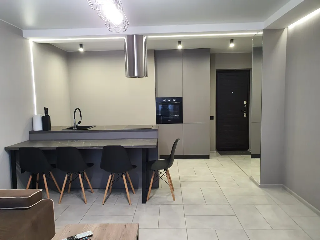 Новая квартира с гостиной и изолированной спальней в центре