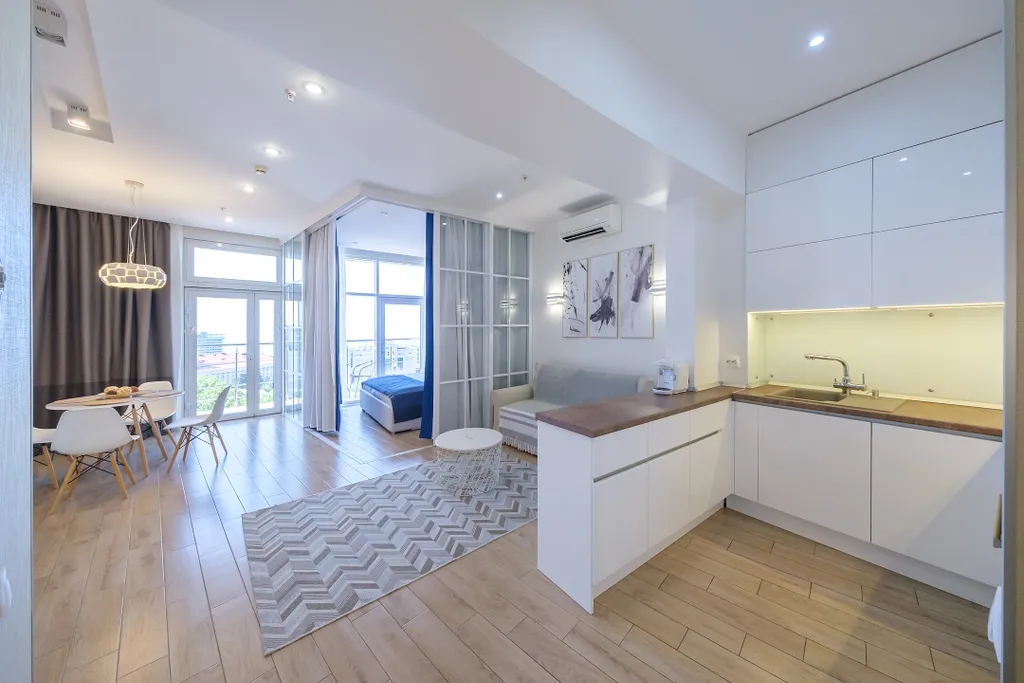 Стильная студия с видом на море