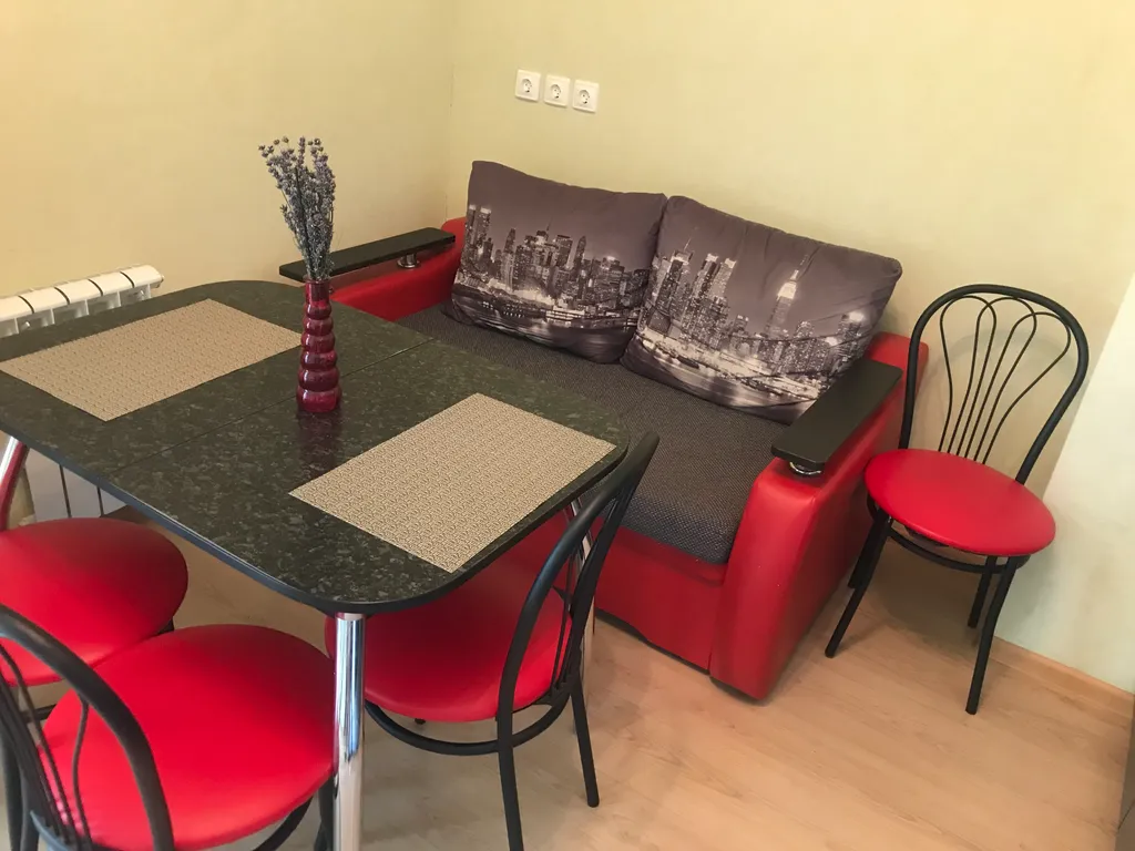 Апартаменты в ЖК Париж, центр. Парк Победы! Вода горячая есть.