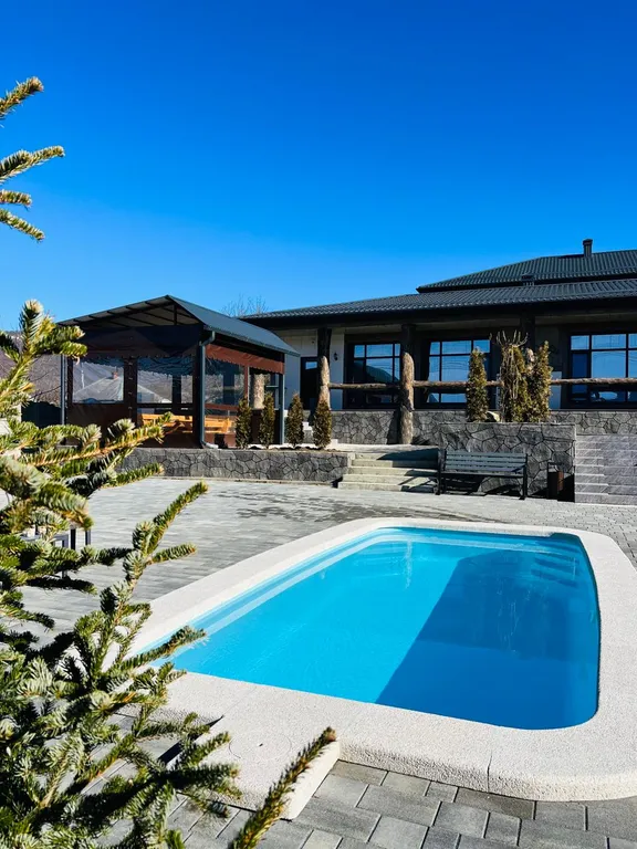 Номер люкс с видом на горы и всегда теплым бассейном