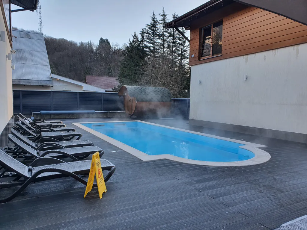 Студия в центре с балконом и видом на горы + бассейн/сауна