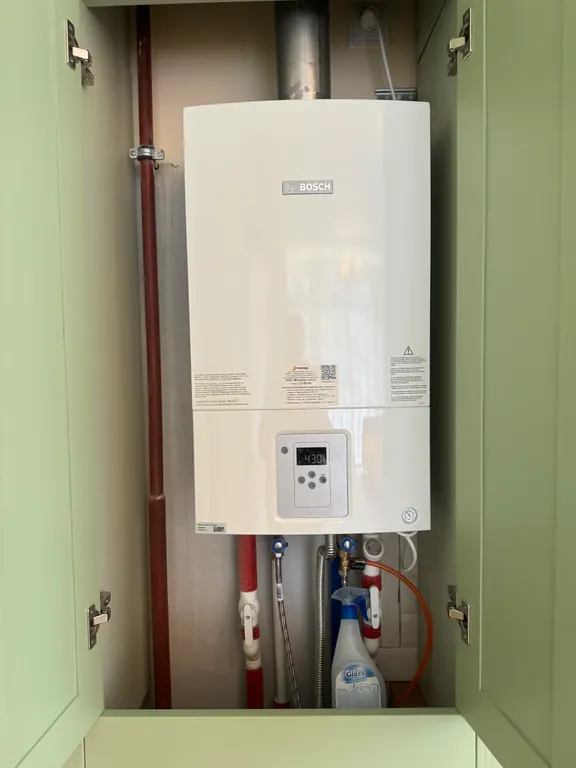 Солнечная квартира с мебелью из натурального дерева, рядом с морем