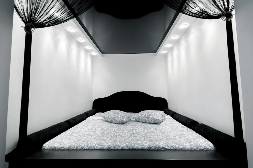 Дизайнерская студия в черно-белом стиле