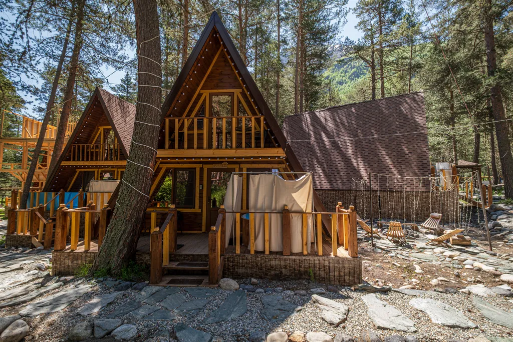 Коттедж с бассейном в лесу