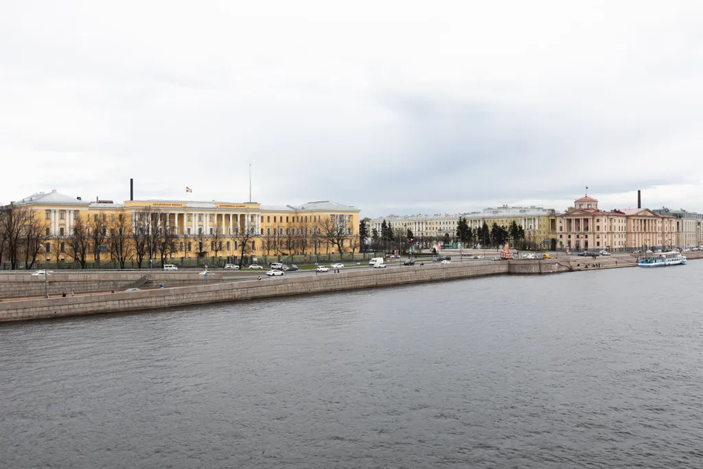 Вид на Неву, новый ремонт