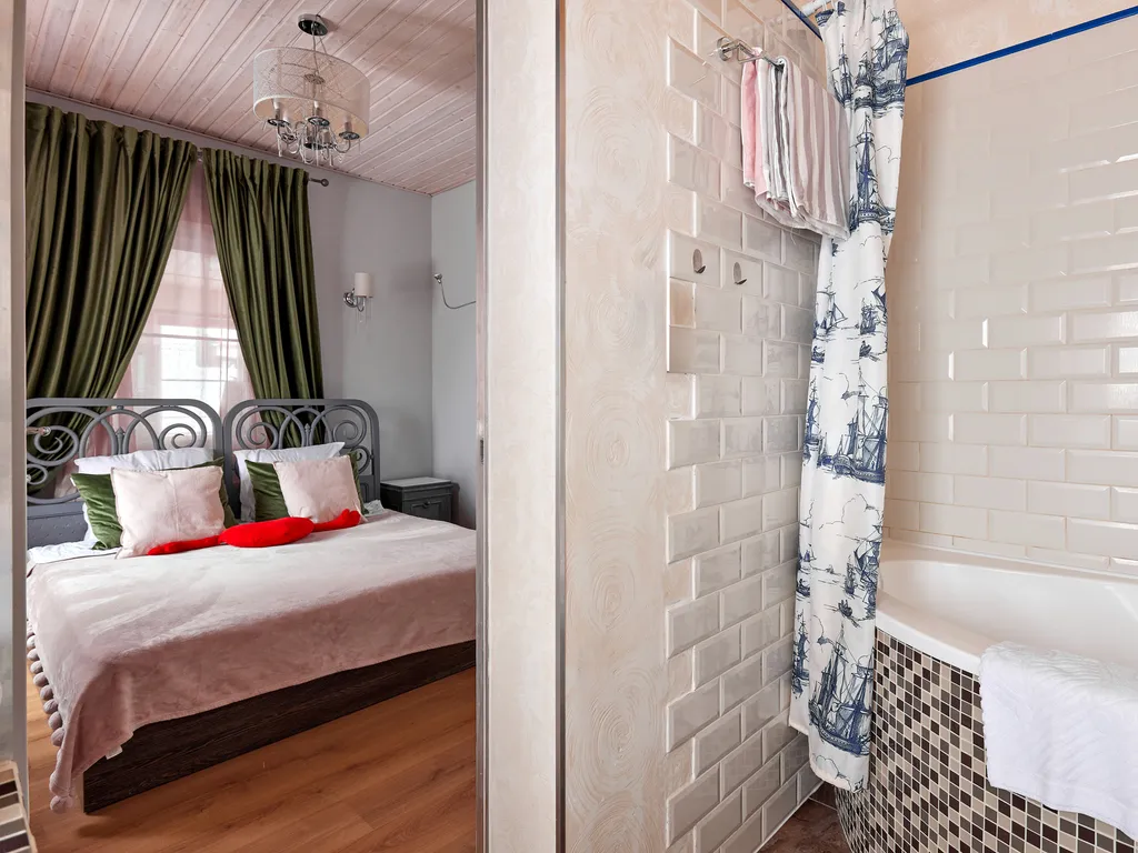 Красивый коттедж у озера для семьи в 20 минутах от города