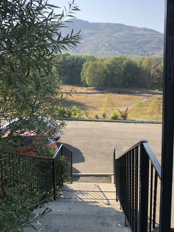 Белая студия с видом на горы