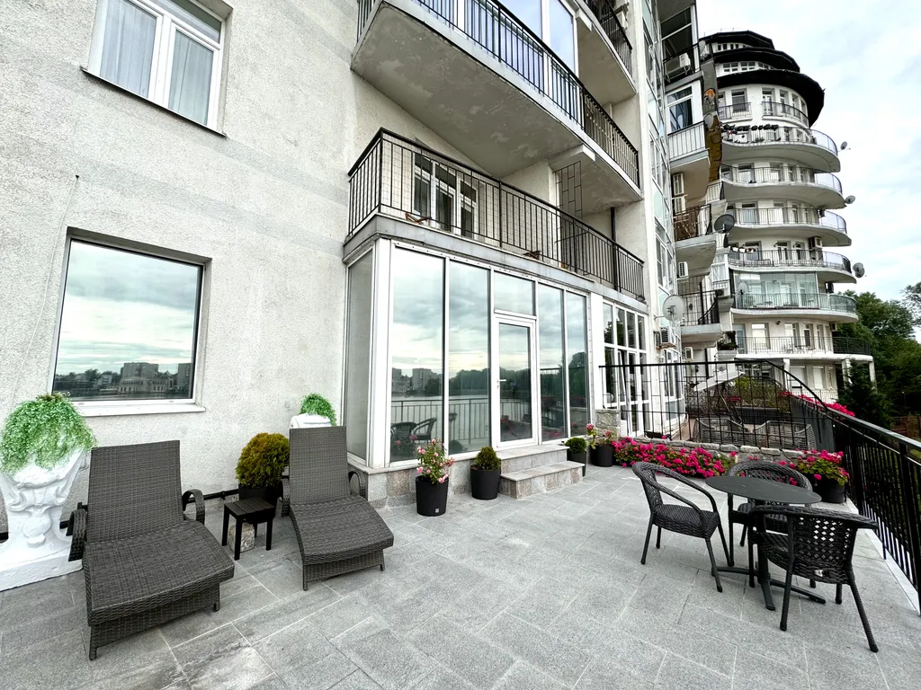 Квартира с открытой террасой и видом на озеро