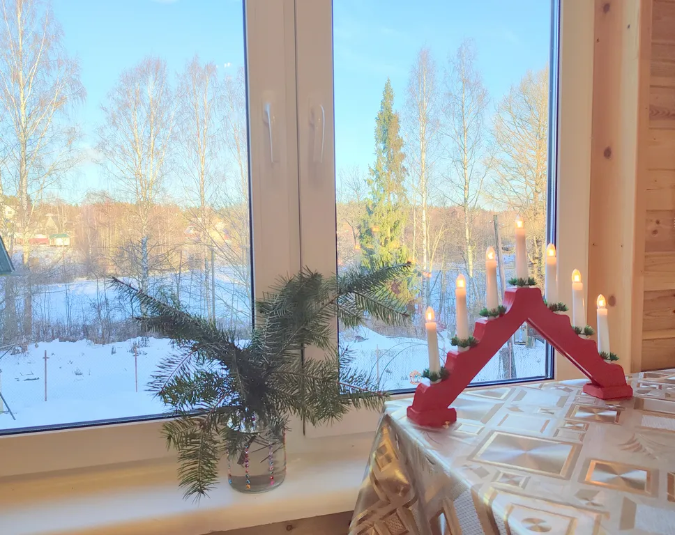 Просторный коттедж у озера с шикарным видом для большой компании