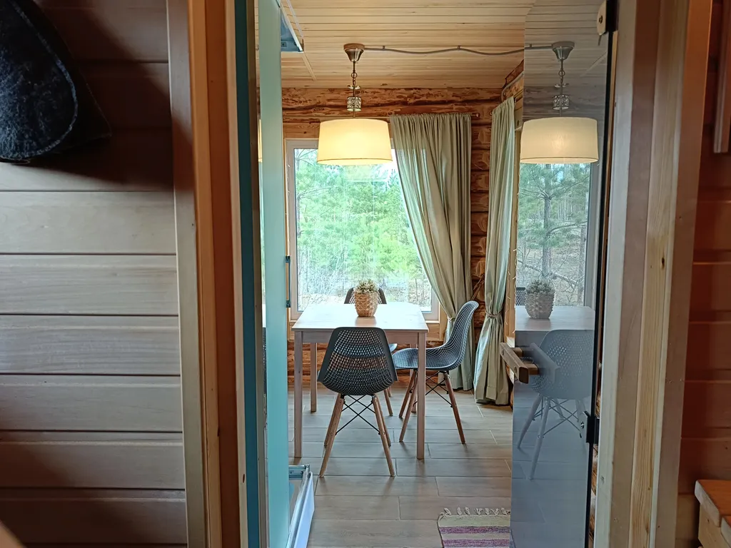 Темный домик на опушке леса