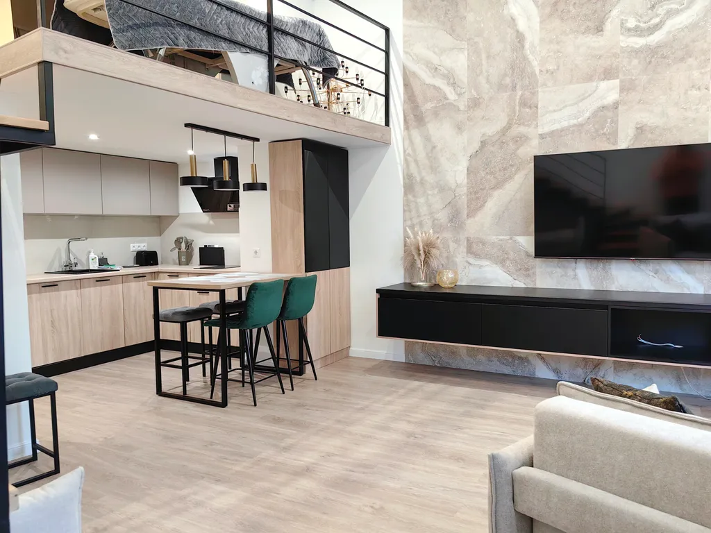 Двухуровневый апартамент в самом центре Сочи