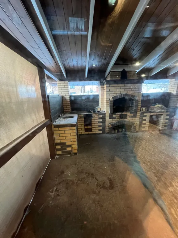 Деревянный дом с бассейном