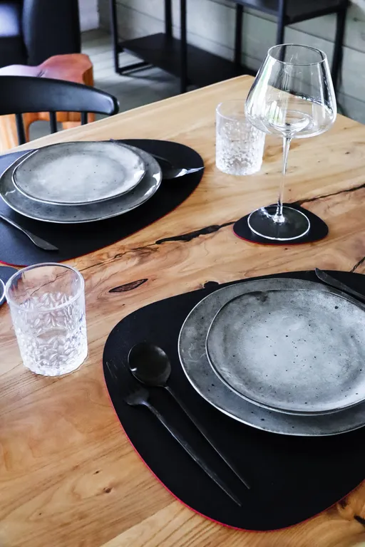 Черный дом на берегу водохранилища