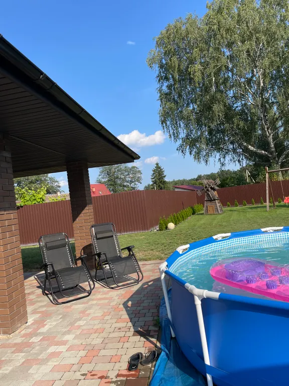 Коттедж для отдыха вблизи леса, с отдельной территорией и баней