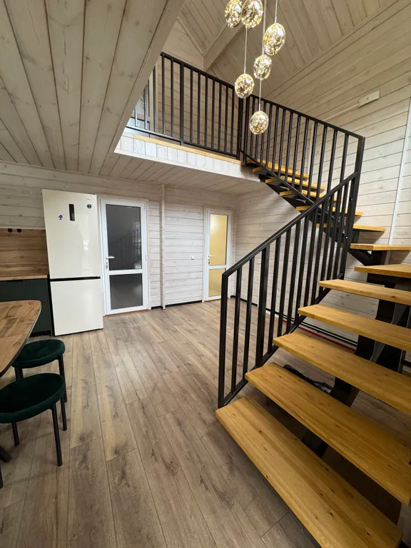 Уютный дом у реки