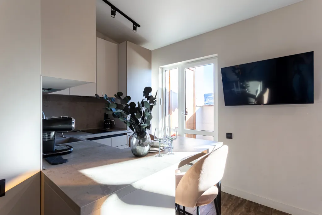 Стильная студия Кватро 152 с террасой и кофемашиной