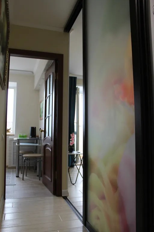 Уютная двухкомнатная квартира в спокойном районе, с кроватью и диваном