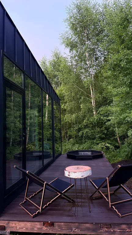 Домик с панорамной ванной в лесу