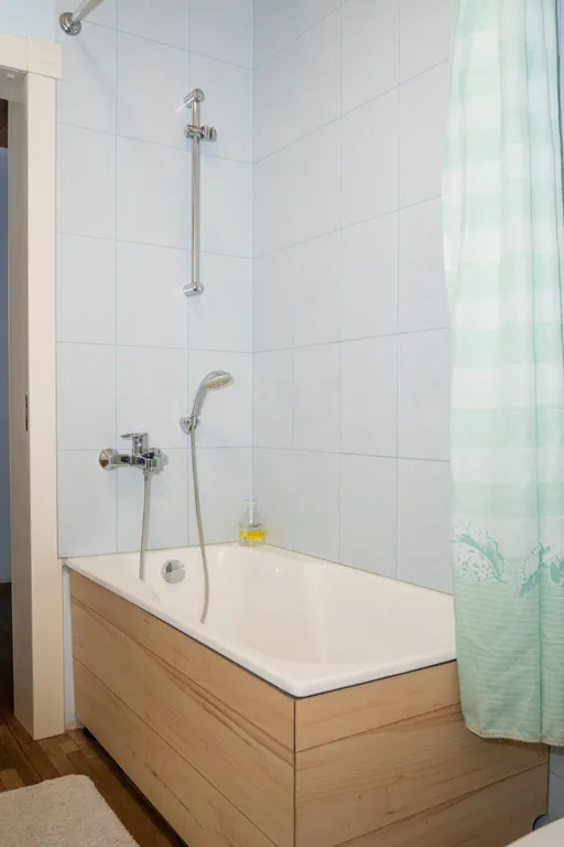 Уютный дом в окружении леса