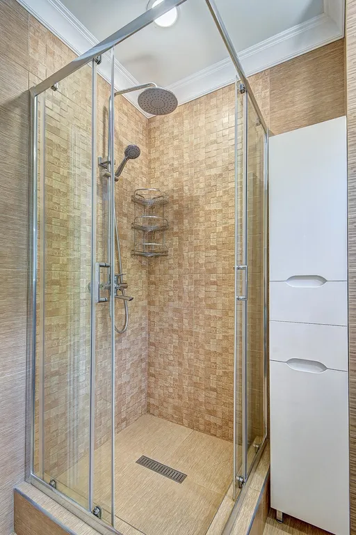 Коттедж с бассейном возле леса