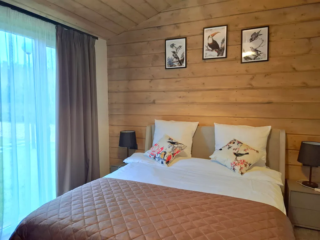 Просторный двухкомнатный коттедж в лесу у пруда