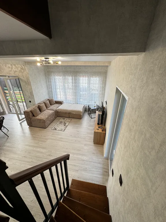 Стильный дом-шале с панорамными окнами, террасой и костровой зоной