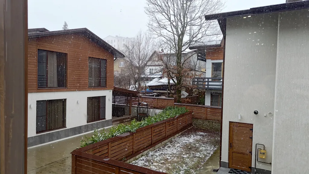 Идеальная и комфортная студия в центре красной поляны. Большое окно