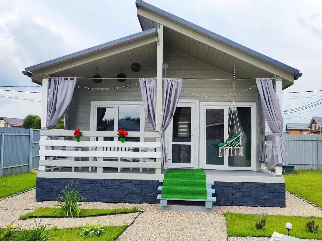 Новый стильный дом в окружении леса